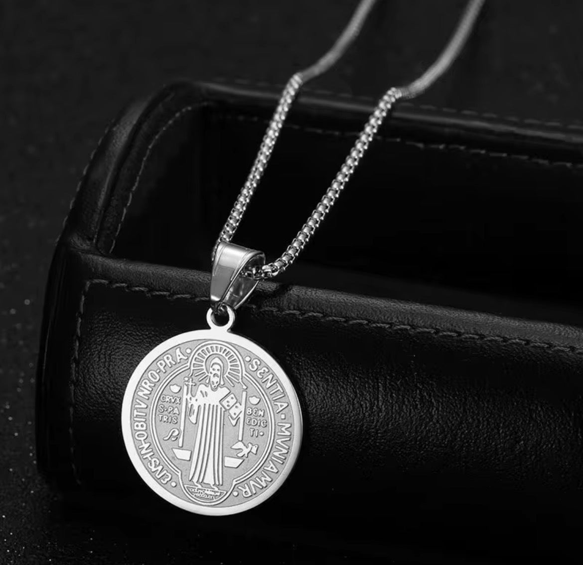 Collier Saint Benoît - Symbole de protection et de foi chrétienne