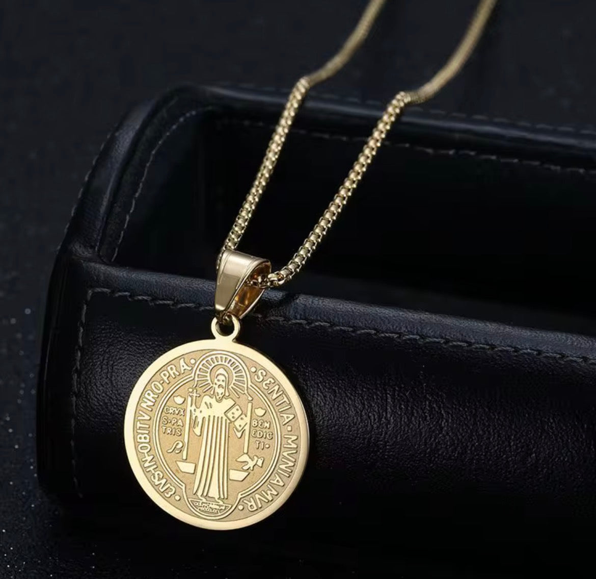 Collier Saint Benoît - Symbole de protection et de foi chrétienne