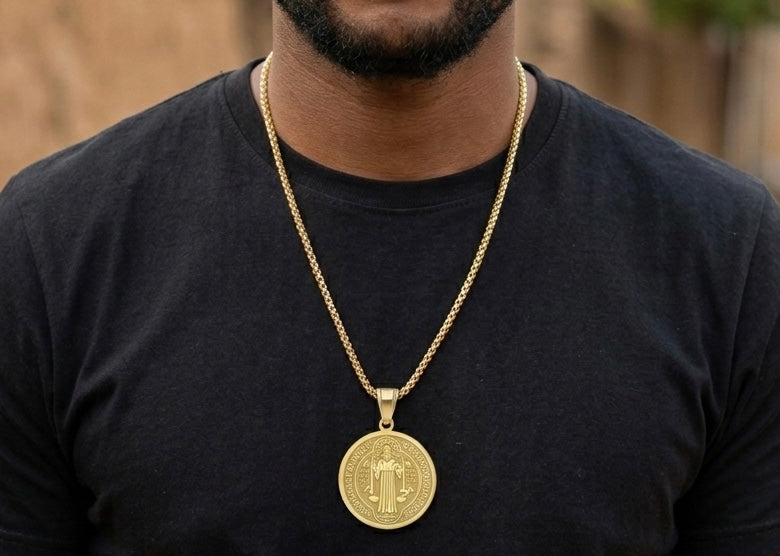 Collier Saint Benoît - Symbole de protection et de foi chrétienne