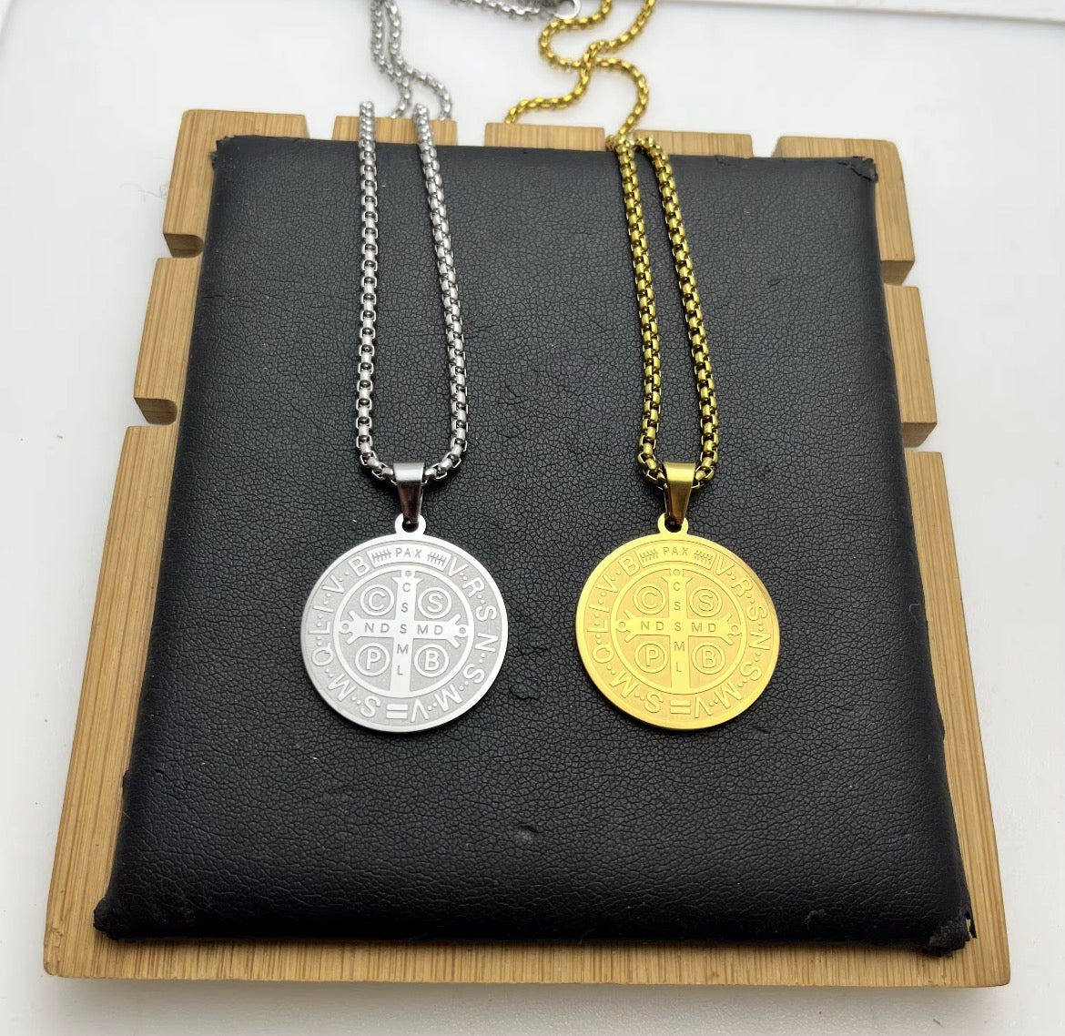 Collier Saint Benoît - Symbole de protection et de foi chrétienne