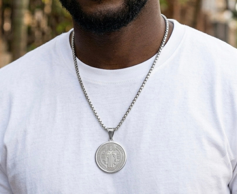 Collier Saint Benoît - Symbole de protection et de foi chrétienne